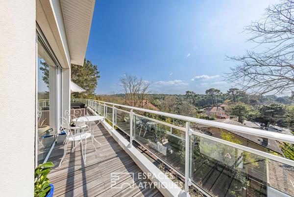 Refuge contemporain suspendu dans la nature