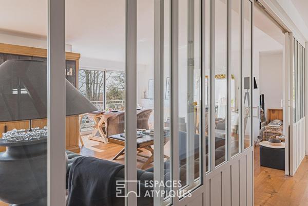 Refuge contemporain suspendu dans la nature