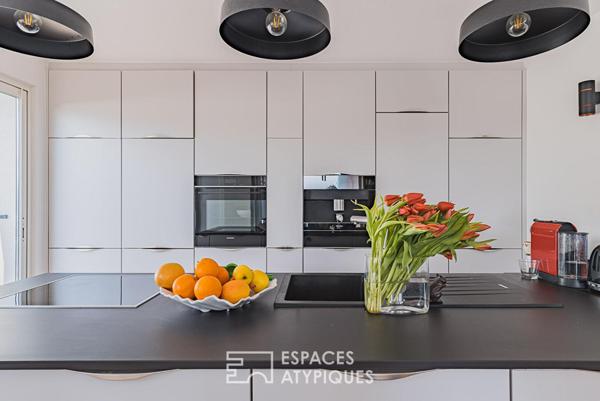 Refuge contemporain suspendu dans la nature