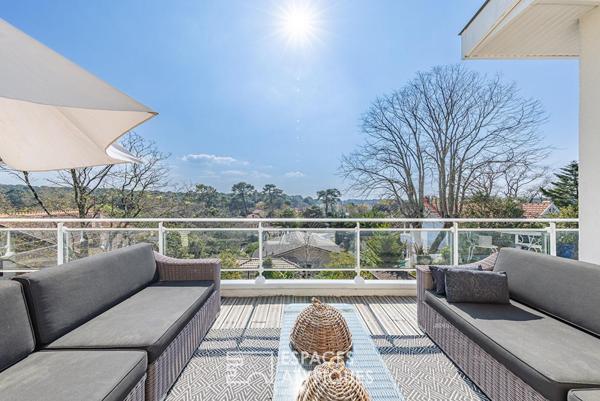 Refuge contemporain suspendu dans la nature