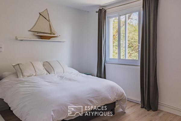 Refuge contemporain suspendu dans la nature