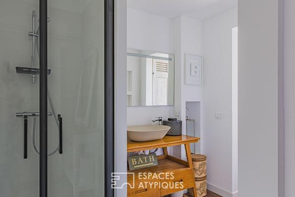 Refuge contemporain suspendu dans la nature