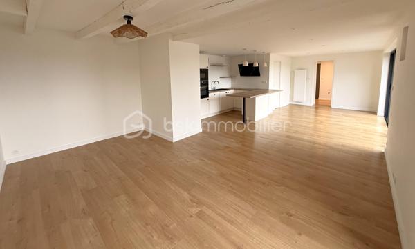 Une maison où l’on pose ses valises !
À quelques minutes du centre de Liffré et de l’A84, cette maison individuelle d’environ 104 m², entièrement rénovée, conjugue confort, fonctionnalité et simplicité de vie.
Sitôt l’entrée passée, la maison séduit par sa belle pièce de vie d’environ 45 m², réunissant cuisine aménagée et équipée, espace repas et salon. Un espace convivial et agréable à vivre, largement ouvert sur l’extérieur.
Le rez-de-chaussée offre un véritable confort de vie de plain-pied, avec une chambre, dressing et salle d’eau privative, ainsi qu’un WC indépendant et une buanderie.
À l’étage, deux autres chambres prennent place autour d’un palier pouvant également accueillir un petit espace bureau ou jeux. Une seconde salle d’eau avec WC complète ce niveau.
Côté extérieur, le terrain clos d’environ 500 m² offre un bel équilibre entre jardin, cour et stationnement, avec également un cabanon de jardin.
Entièrement rénovée et classée DPE B, cette maison ne demande qu’à accueillir ses nouveaux propriétaires.
Un bien fonctionnel et confortable, à découvrir sans tarder pour apprécier son agencement et son ambiance.
Contactez-moi directement au 06 50 75 18 59 pour obtenir davantage de renseignements ou programmer votre visite.