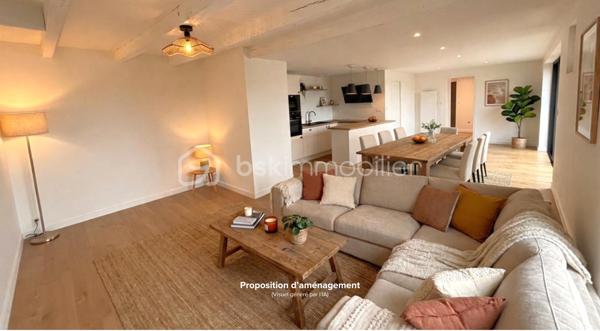 Une maison où l’on pose ses valises !
À quelques minutes du centre de Liffré et de l’A84, cette maison individuelle d’environ 104 m², entièrement rénovée, conjugue confort, fonctionnalité et simplicité de vie.
Sitôt l’entrée passée, la maison séduit par sa belle pièce de vie d’environ 45 m², réunissant cuisine aménagée et équipée, espace repas et salon. Un espace convivial et agréable à vivre, largement ouvert sur l’extérieur.
Le rez-de-chaussée offre un véritable confort de vie de plain-pied, avec une chambre, dressing et salle d’eau privative, ainsi qu’un WC indépendant et une buanderie.
À l’étage, deux autres chambres prennent place autour d’un palier pouvant également accueillir un petit espace bureau ou jeux. Une seconde salle d’eau avec WC complète ce niveau.
Côté extérieur, le terrain clos d’environ 500 m² offre un bel équilibre entre jardin, cour et stationnement, avec également un cabanon de jardin.
Entièrement rénovée et classée DPE B, cette maison ne demande qu’à accueillir ses nouveaux propriétaires.
Un bien fonctionnel et confortable, à découvrir sans tarder pour apprécier son agencement et son ambiance.
Contactez-moi directement au 06 50 75 18 59 pour obtenir davantage de renseignements ou programmer votre visite.