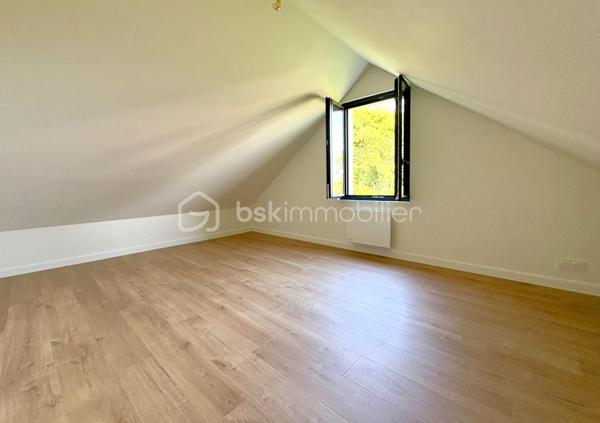 Une maison où l’on pose ses valises !
À quelques minutes du centre de Liffré et de l’A84, cette maison individuelle d’environ 104 m², entièrement rénovée, conjugue confort, fonctionnalité et simplicité de vie.
Sitôt l’entrée passée, la maison séduit par sa belle pièce de vie d’environ 45 m², réunissant cuisine aménagée et équipée, espace repas et salon. Un espace convivial et agréable à vivre, largement ouvert sur l’extérieur.
Le rez-de-chaussée offre un véritable confort de vie de plain-pied, avec une chambre, dressing et salle d’eau privative, ainsi qu’un WC indépendant et une buanderie.
À l’étage, deux autres chambres prennent place autour d’un palier pouvant également accueillir un petit espace bureau ou jeux. Une seconde salle d’eau avec WC complète ce niveau.
Côté extérieur, le terrain clos d’environ 500 m² offre un bel équilibre entre jardin, cour et stationnement, avec également un cabanon de jardin.
Entièrement rénovée et classée DPE B, cette maison ne demande qu’à accueillir ses nouveaux propriétaires.
Un bien fonctionnel et confortable, à découvrir sans tarder pour apprécier son agencement et son ambiance.
Contactez-moi directement au 06 50 75 18 59 pour obtenir davantage de renseignements ou programmer votre visite.