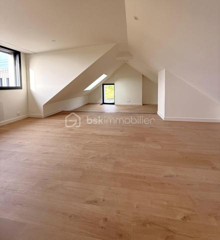 Une maison où l’on pose ses valises !
À quelques minutes du centre de Liffré et de l’A84, cette maison individuelle d’environ 104 m², entièrement rénovée, conjugue confort, fonctionnalité et simplicité de vie.
Sitôt l’entrée passée, la maison séduit par sa belle pièce de vie d’environ 45 m², réunissant cuisine aménagée et équipée, espace repas et salon. Un espace convivial et agréable à vivre, largement ouvert sur l’extérieur.
Le rez-de-chaussée offre un véritable confort de vie de plain-pied, avec une chambre, dressing et salle d’eau privative, ainsi qu’un WC indépendant et une buanderie.
À l’étage, deux autres chambres prennent place autour d’un palier pouvant également accueillir un petit espace bureau ou jeux. Une seconde salle d’eau avec WC complète ce niveau.
Côté extérieur, le terrain clos d’environ 500 m² offre un bel équilibre entre jardin, cour et stationnement, avec également un cabanon de jardin.
Entièrement rénovée et classée DPE B, cette maison ne demande qu’à accueillir ses nouveaux propriétaires.
Un bien fonctionnel et confortable, à découvrir sans tarder pour apprécier son agencement et son ambiance.
Contactez-moi directement au 06 50 75 18 59 pour obtenir davantage de renseignements ou programmer votre visite.