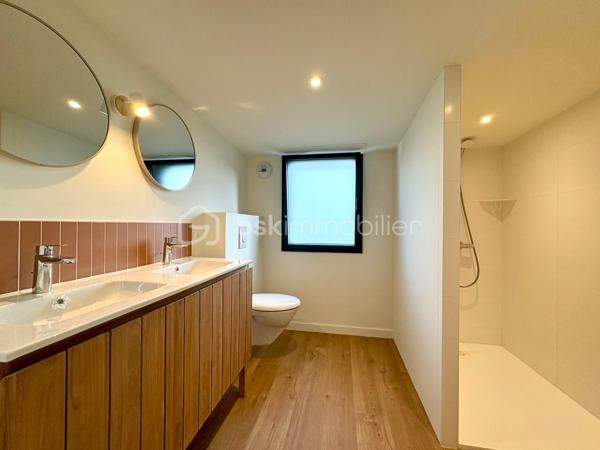 Une maison où l’on pose ses valises !
À quelques minutes du centre de Liffré et de l’A84, cette maison individuelle d’environ 104 m², entièrement rénovée, conjugue confort, fonctionnalité et simplicité de vie.
Sitôt l’entrée passée, la maison séduit par sa belle pièce de vie d’environ 45 m², réunissant cuisine aménagée et équipée, espace repas et salon. Un espace convivial et agréable à vivre, largement ouvert sur l’extérieur.
Le rez-de-chaussée offre un véritable confort de vie de plain-pied, avec une chambre, dressing et salle d’eau privative, ainsi qu’un WC indépendant et une buanderie.
À l’étage, deux autres chambres prennent place autour d’un palier pouvant également accueillir un petit espace bureau ou jeux. Une seconde salle d’eau avec WC complète ce niveau.
Côté extérieur, le terrain clos d’environ 500 m² offre un bel équilibre entre jardin, cour et stationnement, avec également un cabanon de jardin.
Entièrement rénovée et classée DPE B, cette maison ne demande qu’à accueillir ses nouveaux propriétaires.
Un bien fonctionnel et confortable, à découvrir sans tarder pour apprécier son agencement et son ambiance.
Contactez-moi directement au 06 50 75 18 59 pour obtenir davantage de renseignements ou programmer votre visite.