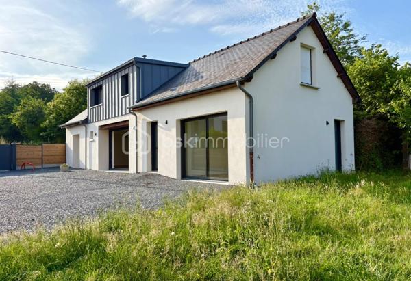 Une maison où l’on pose ses valises !
À quelques minutes du centre de Liffré et de l’A84, cette maison individuelle d’environ 104 m², entièrement rénovée, conjugue confort, fonctionnalité et simplicité de vie.
Sitôt l’entrée passée, la maison séduit par sa belle pièce de vie d’environ 45 m², réunissant cuisine aménagée et équipée, espace repas et salon. Un espace convivial et agréable à vivre, largement ouvert sur l’extérieur.
Le rez-de-chaussée offre un véritable confort de vie de plain-pied, avec une chambre, dressing et salle d’eau privative, ainsi qu’un WC indépendant et une buanderie.
À l’étage, deux autres chambres prennent place autour d’un palier pouvant également accueillir un petit espace bureau ou jeux. Une seconde salle d’eau avec WC complète ce niveau.
Côté extérieur, le terrain clos d’environ 500 m² offre un bel équilibre entre jardin, cour et stationnement, avec également un cabanon de jardin.
Entièrement rénovée et classée DPE B, cette maison ne demande qu’à accueillir ses nouveaux propriétaires.
Un bien fonctionnel et confortable, à découvrir sans tarder pour apprécier son agencement et son ambiance.
Contactez-moi directement au 06 50 75 18 59 pour obtenir davantage de renseignements ou programmer votre visite.