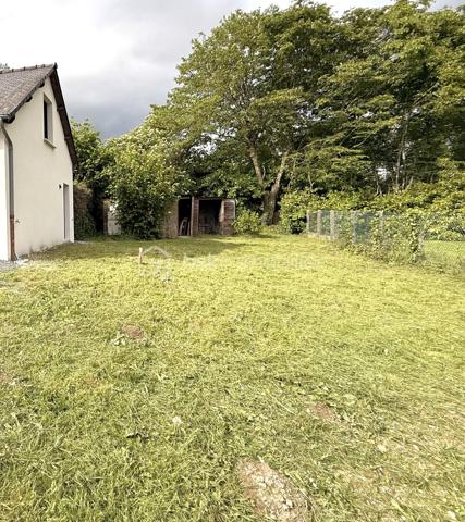 Une maison où l’on pose ses valises !
À quelques minutes du centre de Liffré et de l’A84, cette maison individuelle d’environ 104 m², entièrement rénovée, conjugue confort, fonctionnalité et simplicité de vie.
Sitôt l’entrée passée, la maison séduit par sa belle pièce de vie d’environ 45 m², réunissant cuisine aménagée et équipée, espace repas et salon. Un espace convivial et agréable à vivre, largement ouvert sur l’extérieur.
Le rez-de-chaussée offre un véritable confort de vie de plain-pied, avec une chambre, dressing et salle d’eau privative, ainsi qu’un WC indépendant et une buanderie.
À l’étage, deux autres chambres prennent place autour d’un palier pouvant également accueillir un petit espace bureau ou jeux. Une seconde salle d’eau avec WC complète ce niveau.
Côté extérieur, le terrain clos d’environ 500 m² offre un bel équilibre entre jardin, cour et stationnement, avec également un cabanon de jardin.
Entièrement rénovée et classée DPE B, cette maison ne demande qu’à accueillir ses nouveaux propriétaires.
Un bien fonctionnel et confortable, à découvrir sans tarder pour apprécier son agencement et son ambiance.
Contactez-moi directement au 06 50 75 18 59 pour obtenir davantage de renseignements ou programmer votre visite.