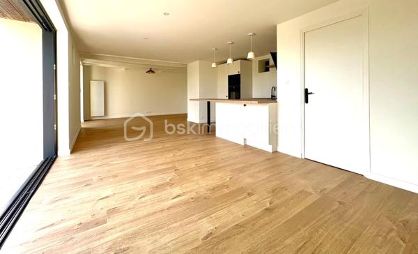 Une maison où l’on pose ses valises !
À quelques minutes du centre de Liffré et de l’A84, cette maison individuelle d’environ 104 m², entièrement rénovée, conjugue confort, fonctionnalité et simplicité de vie.
Sitôt l’entrée passée, la maison séduit par sa belle pièce de vie d’environ 45 m², réunissant cuisine aménagée et équipée, espace repas et salon. Un espace convivial et agréable à vivre, largement ouvert sur l’extérieur.
Le rez-de-chaussée offre un véritable confort de vie de plain-pied, avec une chambre, dressing et salle d’eau privative, ainsi qu’un WC indépendant et une buanderie.
À l’étage, deux autres chambres prennent place autour d’un palier pouvant également accueillir un petit espace bureau ou jeux. Une seconde salle d’eau avec WC complète ce niveau.
Côté extérieur, le terrain clos d’environ 500 m² offre un bel équilibre entre jardin, cour et stationnement, avec également un cabanon de jardin.
Entièrement rénovée et classée DPE B, cette maison ne demande qu’à accueillir ses nouveaux propriétaires.
Un bien fonctionnel et confortable, à découvrir sans tarder pour apprécier son agencement et son ambiance.
Contactez-moi directement au 06 50 75 18 59 pour obtenir davantage de renseignements ou programmer votre visite.