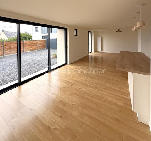 Une maison où l’on pose ses valises !
À quelques minutes du centre de Liffré et de l’A84, cette maison individuelle d’environ 104 m², entièrement rénovée, conjugue confort, fonctionnalité et simplicité de vie.
Sitôt l’entrée passée, la maison séduit par sa belle pièce de vie d’environ 45 m², réunissant cuisine aménagée et équipée, espace repas et salon. Un espace convivial et agréable à vivre, largement ouvert sur l’extérieur.
Le rez-de-chaussée offre un véritable confort de vie de plain-pied, avec une chambre, dressing et salle d’eau privative, ainsi qu’un WC indépendant et une buanderie.
À l’étage, deux autres chambres prennent place autour d’un palier pouvant également accueillir un petit espace bureau ou jeux. Une seconde salle d’eau avec WC complète ce niveau.
Côté extérieur, le terrain clos d’environ 500 m² offre un bel équilibre entre jardin, cour et stationnement, avec également un cabanon de jardin.
Entièrement rénovée et classée DPE B, cette maison ne demande qu’à accueillir ses nouveaux propriétaires.
Un bien fonctionnel et confortable, à découvrir sans tarder pour apprécier son agencement et son ambiance.
Contactez-moi directement au 06 50 75 18 59 pour obtenir davantage de renseignements ou programmer votre visite.