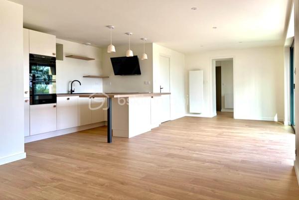 Une maison où l’on pose ses valises !
À quelques minutes du centre de Liffré et de l’A84, cette maison individuelle d’environ 104 m², entièrement rénovée, conjugue confort, fonctionnalité et simplicité de vie.
Sitôt l’entrée passée, la maison séduit par sa belle pièce de vie d’environ 45 m², réunissant cuisine aménagée et équipée, espace repas et salon. Un espace convivial et agréable à vivre, largement ouvert sur l’extérieur.
Le rez-de-chaussée offre un véritable confort de vie de plain-pied, avec une chambre, dressing et salle d’eau privative, ainsi qu’un WC indépendant et une buanderie.
À l’étage, deux autres chambres prennent place autour d’un palier pouvant également accueillir un petit espace bureau ou jeux. Une seconde salle d’eau avec WC complète ce niveau.
Côté extérieur, le terrain clos d’environ 500 m² offre un bel équilibre entre jardin, cour et stationnement, avec également un cabanon de jardin.
Entièrement rénovée et classée DPE B, cette maison ne demande qu’à accueillir ses nouveaux propriétaires.
Un bien fonctionnel et confortable, à découvrir sans tarder pour apprécier son agencement et son ambiance.
Contactez-moi directement au 06 50 75 18 59 pour obtenir davantage de renseignements ou programmer votre visite.