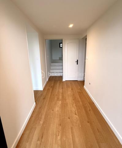Une maison où l’on pose ses valises !
À quelques minutes du centre de Liffré et de l’A84, cette maison individuelle d’environ 104 m², entièrement rénovée, conjugue confort, fonctionnalité et simplicité de vie.
Sitôt l’entrée passée, la maison séduit par sa belle pièce de vie d’environ 45 m², réunissant cuisine aménagée et équipée, espace repas et salon. Un espace convivial et agréable à vivre, largement ouvert sur l’extérieur.
Le rez-de-chaussée offre un véritable confort de vie de plain-pied, avec une chambre, dressing et salle d’eau privative, ainsi qu’un WC indépendant et une buanderie.
À l’étage, deux autres chambres prennent place autour d’un palier pouvant également accueillir un petit espace bureau ou jeux. Une seconde salle d’eau avec WC complète ce niveau.
Côté extérieur, le terrain clos d’environ 500 m² offre un bel équilibre entre jardin, cour et stationnement, avec également un cabanon de jardin.
Entièrement rénovée et classée DPE B, cette maison ne demande qu’à accueillir ses nouveaux propriétaires.
Un bien fonctionnel et confortable, à découvrir sans tarder pour apprécier son agencement et son ambiance.
Contactez-moi directement au 06 50 75 18 59 pour obtenir davantage de renseignements ou programmer votre visite.