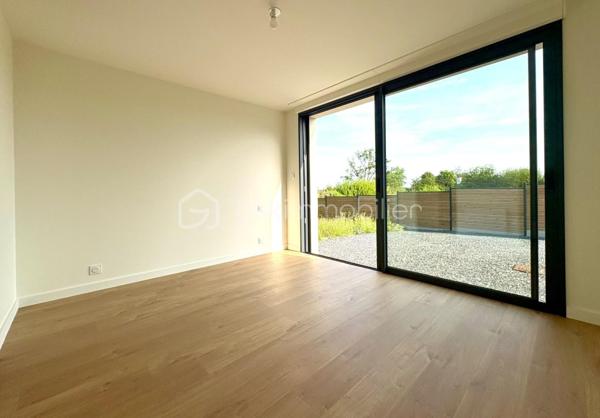 Une maison où l’on pose ses valises !
À quelques minutes du centre de Liffré et de l’A84, cette maison individuelle d’environ 104 m², entièrement rénovée, conjugue confort, fonctionnalité et simplicité de vie.
Sitôt l’entrée passée, la maison séduit par sa belle pièce de vie d’environ 45 m², réunissant cuisine aménagée et équipée, espace repas et salon. Un espace convivial et agréable à vivre, largement ouvert sur l’extérieur.
Le rez-de-chaussée offre un véritable confort de vie de plain-pied, avec une chambre, dressing et salle d’eau privative, ainsi qu’un WC indépendant et une buanderie.
À l’étage, deux autres chambres prennent place autour d’un palier pouvant également accueillir un petit espace bureau ou jeux. Une seconde salle d’eau avec WC complète ce niveau.
Côté extérieur, le terrain clos d’environ 500 m² offre un bel équilibre entre jardin, cour et stationnement, avec également un cabanon de jardin.
Entièrement rénovée et classée DPE B, cette maison ne demande qu’à accueillir ses nouveaux propriétaires.
Un bien fonctionnel et confortable, à découvrir sans tarder pour apprécier son agencement et son ambiance.
Contactez-moi directement au 06 50 75 18 59 pour obtenir davantage de renseignements ou programmer votre visite.