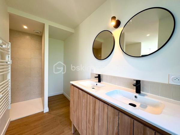Une maison où l’on pose ses valises !
À quelques minutes du centre de Liffré et de l’A84, cette maison individuelle d’environ 104 m², entièrement rénovée, conjugue confort, fonctionnalité et simplicité de vie.
Sitôt l’entrée passée, la maison séduit par sa belle pièce de vie d’environ 45 m², réunissant cuisine aménagée et équipée, espace repas et salon. Un espace convivial et agréable à vivre, largement ouvert sur l’extérieur.
Le rez-de-chaussée offre un véritable confort de vie de plain-pied, avec une chambre, dressing et salle d’eau privative, ainsi qu’un WC indépendant et une buanderie.
À l’étage, deux autres chambres prennent place autour d’un palier pouvant également accueillir un petit espace bureau ou jeux. Une seconde salle d’eau avec WC complète ce niveau.
Côté extérieur, le terrain clos d’environ 500 m² offre un bel équilibre entre jardin, cour et stationnement, avec également un cabanon de jardin.
Entièrement rénovée et classée DPE B, cette maison ne demande qu’à accueillir ses nouveaux propriétaires.
Un bien fonctionnel et confortable, à découvrir sans tarder pour apprécier son agencement et son ambiance.
Contactez-moi directement au 06 50 75 18 59 pour obtenir davantage de renseignements ou programmer votre visite.
