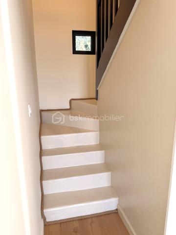 Une maison où l’on pose ses valises !
À quelques minutes du centre de Liffré et de l’A84, cette maison individuelle d’environ 104 m², entièrement rénovée, conjugue confort, fonctionnalité et simplicité de vie.
Sitôt l’entrée passée, la maison séduit par sa belle pièce de vie d’environ 45 m², réunissant cuisine aménagée et équipée, espace repas et salon. Un espace convivial et agréable à vivre, largement ouvert sur l’extérieur.
Le rez-de-chaussée offre un véritable confort de vie de plain-pied, avec une chambre, dressing et salle d’eau privative, ainsi qu’un WC indépendant et une buanderie.
À l’étage, deux autres chambres prennent place autour d’un palier pouvant également accueillir un petit espace bureau ou jeux. Une seconde salle d’eau avec WC complète ce niveau.
Côté extérieur, le terrain clos d’environ 500 m² offre un bel équilibre entre jardin, cour et stationnement, avec également un cabanon de jardin.
Entièrement rénovée et classée DPE B, cette maison ne demande qu’à accueillir ses nouveaux propriétaires.
Un bien fonctionnel et confortable, à découvrir sans tarder pour apprécier son agencement et son ambiance.
Contactez-moi directement au 06 50 75 18 59 pour obtenir davantage de renseignements ou programmer votre visite.