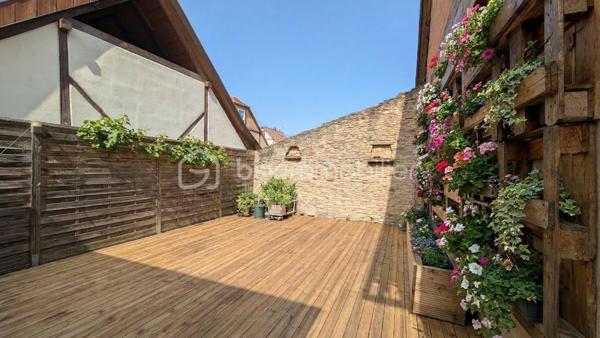 Appartement de 72 m² en plein centre de Rosheim offrant une terrasse de 40 m² sans aucun vis-à-vis. Un cocon rare alliant calme absolu et proximité immédiate de toutes les commodités.

Caractéristiques :
72 m² habitables + 40 m² de terrasse plein ciel sans vis à vis
Au RDC : 1 salon/salle à manger, 1 cuisine, 1 WC, 1 balcon
A l'étage : 3 chambres, dont 1 avec une petite mezzanine, 1 salle de bain avec WC, 1 balcon
Une Pompe à chaleur air/air est installée sur le rdc
Grande dépendance fermée de 20 m² + espace ouvert de 20 m²
L'appartement est habitable en l'état mais nécessite des travaux de rafraichissement.
Proche commerces, services et écoles
Parfaitement situé au cœur de Rosheim, cet appartement bénéficie d’un emplacement d’exception sur la Route des Vins d’Alsace, à seulement 25 minutes de Strasbourg.

Un bien à fort potentiel dans une ville dynamique et prisée.
Opportunité rare à ce prix en centre-ville. Contactez-moi dès aujourd’hui pour organiser une visite privée.