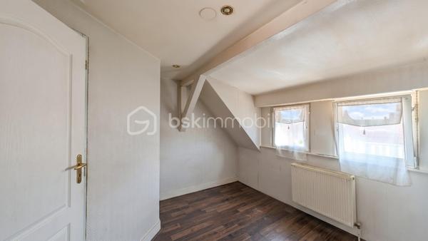 Appartement de 72 m² en plein centre de Rosheim offrant une terrasse de 40 m² sans aucun vis-à-vis. Un cocon rare alliant calme absolu et proximité immédiate de toutes les commodités.

Caractéristiques :
72 m² habitables + 40 m² de terrasse plein ciel sans vis à vis
Au RDC : 1 salon/salle à manger, 1 cuisine, 1 WC, 1 balcon
A l'étage : 3 chambres, dont 1 avec une petite mezzanine, 1 salle de bain avec WC, 1 balcon
Une Pompe à chaleur air/air est installée sur le rdc
Grande dépendance fermée de 20 m² + espace ouvert de 20 m²
L'appartement est habitable en l'état mais nécessite des travaux de rafraichissement.
Proche commerces, services et écoles
Parfaitement situé au cœur de Rosheim, cet appartement bénéficie d’un emplacement d’exception sur la Route des Vins d’Alsace, à seulement 25 minutes de Strasbourg.

Un bien à fort potentiel dans une ville dynamique et prisée.
Opportunité rare à ce prix en centre-ville. Contactez-moi dès aujourd’hui pour organiser une visite privée.