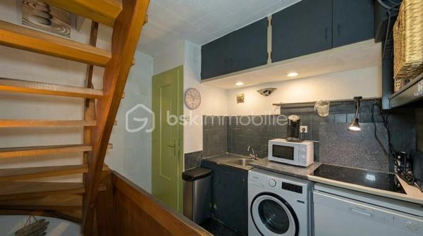 Appartement de 72 m² en plein centre de Rosheim offrant une terrasse de 40 m² sans aucun vis-à-vis. Un cocon rare alliant calme absolu et proximité immédiate de toutes les commodités.

Caractéristiques :
72 m² habitables + 40 m² de terrasse plein ciel sans vis à vis
Au RDC : 1 salon/salle à manger, 1 cuisine, 1 WC, 1 balcon
A l'étage : 3 chambres, dont 1 avec une petite mezzanine, 1 salle de bain avec WC, 1 balcon
Une Pompe à chaleur air/air est installée sur le rdc
Grande dépendance fermée de 20 m² + espace ouvert de 20 m²
L'appartement est habitable en l'état mais nécessite des travaux de rafraichissement.
Proche commerces, services et écoles
Parfaitement situé au cœur de Rosheim, cet appartement bénéficie d’un emplacement d’exception sur la Route des Vins d’Alsace, à seulement 25 minutes de Strasbourg.

Un bien à fort potentiel dans une ville dynamique et prisée.
Opportunité rare à ce prix en centre-ville. Contactez-moi dès aujourd’hui pour organiser une visite privée.