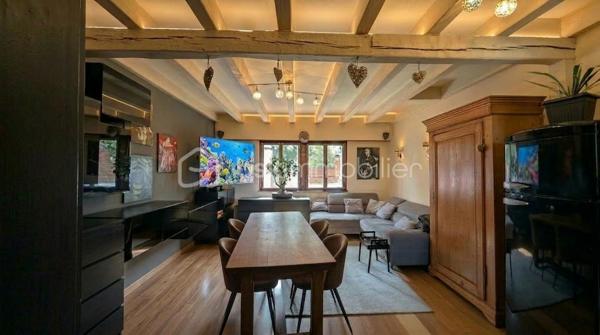 Appartement de 72 m² en plein centre de Rosheim offrant une terrasse de 40 m² sans aucun vis-à-vis. Un cocon rare alliant calme absolu et proximité immédiate de toutes les commodités.

Caractéristiques :
72 m² habitables + 40 m² de terrasse plein ciel sans vis à vis
Au RDC : 1 salon/salle à manger, 1 cuisine, 1 WC, 1 balcon
A l'étage : 3 chambres, dont 1 avec une petite mezzanine, 1 salle de bain avec WC, 1 balcon
Une Pompe à chaleur air/air est installée sur le rdc
Grande dépendance fermée de 20 m² + espace ouvert de 20 m²
L'appartement est habitable en l'état mais nécessite des travaux de rafraichissement.
Proche commerces, services et écoles
Parfaitement situé au cœur de Rosheim, cet appartement bénéficie d’un emplacement d’exception sur la Route des Vins d’Alsace, à seulement 25 minutes de Strasbourg.

Un bien à fort potentiel dans une ville dynamique et prisée.
Opportunité rare à ce prix en centre-ville. Contactez-moi dès aujourd’hui pour organiser une visite privée.