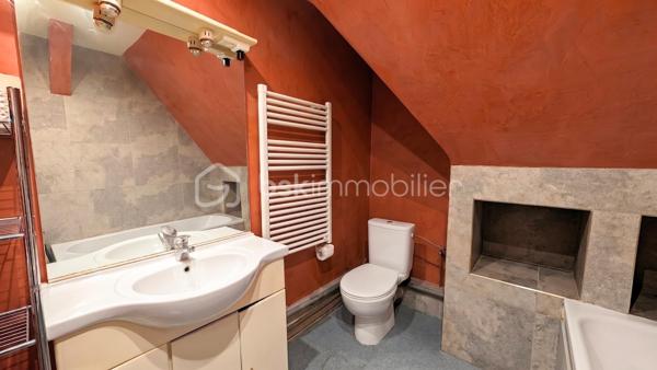 Appartement de 72 m² en plein centre de Rosheim offrant une terrasse de 40 m² sans aucun vis-à-vis. Un cocon rare alliant calme absolu et proximité immédiate de toutes les commodités.

Caractéristiques :
72 m² habitables + 40 m² de terrasse plein ciel sans vis à vis
Au RDC : 1 salon/salle à manger, 1 cuisine, 1 WC, 1 balcon
A l'étage : 3 chambres, dont 1 avec une petite mezzanine, 1 salle de bain avec WC, 1 balcon
Une Pompe à chaleur air/air est installée sur le rdc
Grande dépendance fermée de 20 m² + espace ouvert de 20 m²
L'appartement est habitable en l'état mais nécessite des travaux de rafraichissement.
Proche commerces, services et écoles
Parfaitement situé au cœur de Rosheim, cet appartement bénéficie d’un emplacement d’exception sur la Route des Vins d’Alsace, à seulement 25 minutes de Strasbourg.

Un bien à fort potentiel dans une ville dynamique et prisée.
Opportunité rare à ce prix en centre-ville. Contactez-moi dès aujourd’hui pour organiser une visite privée.
