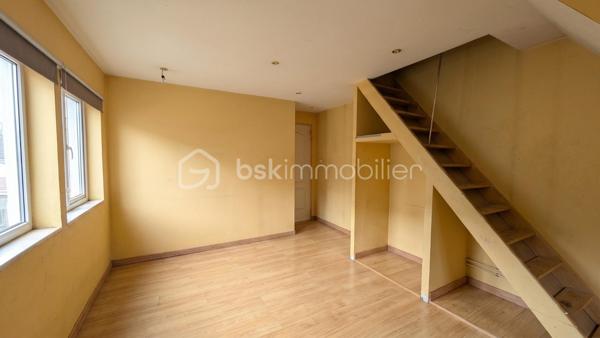 Appartement de 72 m² en plein centre de Rosheim offrant une terrasse de 40 m² sans aucun vis-à-vis. Un cocon rare alliant calme absolu et proximité immédiate de toutes les commodités.

Caractéristiques :
72 m² habitables + 40 m² de terrasse plein ciel sans vis à vis
Au RDC : 1 salon/salle à manger, 1 cuisine, 1 WC, 1 balcon
A l'étage : 3 chambres, dont 1 avec une petite mezzanine, 1 salle de bain avec WC, 1 balcon
Une Pompe à chaleur air/air est installée sur le rdc
Grande dépendance fermée de 20 m² + espace ouvert de 20 m²
L'appartement est habitable en l'état mais nécessite des travaux de rafraichissement.
Proche commerces, services et écoles
Parfaitement situé au cœur de Rosheim, cet appartement bénéficie d’un emplacement d’exception sur la Route des Vins d’Alsace, à seulement 25 minutes de Strasbourg.

Un bien à fort potentiel dans une ville dynamique et prisée.
Opportunité rare à ce prix en centre-ville. Contactez-moi dès aujourd’hui pour organiser une visite privée.