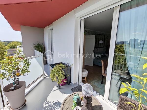 Idéalement situé à deux pas du métro Henri Fréville, découvrez ce magnifique appartement T4 d’environ 80 m², entièrement rénové avec goût, au sein d’une résidence sécurisée avec ascenseur.

Dès l’entrée, vous serez immédiatement séduit par sa luminosité, ses volumes généreux et la qualité de ses prestations. Le vaste salon-séjour offre un espace de vie chaleureux et convivial, idéal pour partager de beaux moments en famille ou entre amis. Il s’ouvre sur un agréable balcon, également accessible depuis la cuisine, véritable prolongement de l’espace de vie.

La cuisine indépendante, moderne, aménagée et entièrement équipée, est parfaitement pensée pour un usage quotidien et bénéficie elle aussi d’un accès direct au balcon.

L’espace nuit se compose de trois belles chambres, dont une avec un accès à une loggia, idéale pour aménager un espace détente, un bureau ou encore un dressing selon vos besoins.

Vous apprécierez également la spacieuse salle de bains, équipée à la fois d’une baignoire et d’une douche, offrant un confort optimal au quotidien. Un WC indépendant complète cet espace.

Entièrement rénové et parfaitement entretenu, cet appartement est en excellent état. Aucun travaux n’est à prévoir : il ne vous reste plus qu’à poser vos valises.

Pour encore plus de confort, vous bénéficierez d’une place de stationnement privative en sous-sol, d’un ascenseur ainsi que de nombreux espaces de rangement.

Son emplacement est un véritable atout. Situé dans le quartier très recherché d’Henri Fréville, vous profiterez d’un accès immédiat au métro, aux commerces, aux écoles, aux lignes de bus, au centre commercial Alma ainsi qu’aux principaux axes rennais.

Un appartement lumineux, moderne et parfaitement entretenu, réunissant tous les critères recherchés pour une résidence principale de qualité. Une opportunité rare sur le secteur, à visiter sans tarder !