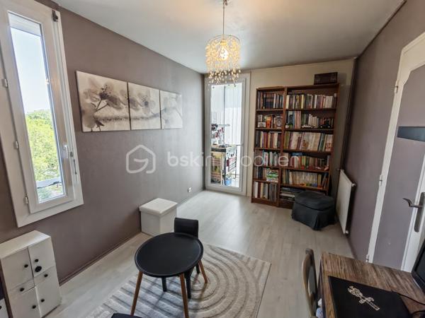Idéalement situé à deux pas du métro Henri Fréville, découvrez ce magnifique appartement T4 d’environ 80 m², entièrement rénové avec goût, au sein d’une résidence sécurisée avec ascenseur.

Dès l’entrée, vous serez immédiatement séduit par sa luminosité, ses volumes généreux et la qualité de ses prestations. Le vaste salon-séjour offre un espace de vie chaleureux et convivial, idéal pour partager de beaux moments en famille ou entre amis. Il s’ouvre sur un agréable balcon, également accessible depuis la cuisine, véritable prolongement de l’espace de vie.

La cuisine indépendante, moderne, aménagée et entièrement équipée, est parfaitement pensée pour un usage quotidien et bénéficie elle aussi d’un accès direct au balcon.

L’espace nuit se compose de trois belles chambres, dont une avec un accès à une loggia, idéale pour aménager un espace détente, un bureau ou encore un dressing selon vos besoins.

Vous apprécierez également la spacieuse salle de bains, équipée à la fois d’une baignoire et d’une douche, offrant un confort optimal au quotidien. Un WC indépendant complète cet espace.

Entièrement rénové et parfaitement entretenu, cet appartement est en excellent état. Aucun travaux n’est à prévoir : il ne vous reste plus qu’à poser vos valises.

Pour encore plus de confort, vous bénéficierez d’une place de stationnement privative en sous-sol, d’un ascenseur ainsi que de nombreux espaces de rangement.

Son emplacement est un véritable atout. Situé dans le quartier très recherché d’Henri Fréville, vous profiterez d’un accès immédiat au métro, aux commerces, aux écoles, aux lignes de bus, au centre commercial Alma ainsi qu’aux principaux axes rennais.

Un appartement lumineux, moderne et parfaitement entretenu, réunissant tous les critères recherchés pour une résidence principale de qualité. Une opportunité rare sur le secteur, à visiter sans tarder !