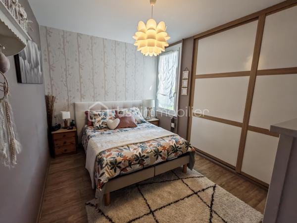 Idéalement situé à deux pas du métro Henri Fréville, découvrez ce magnifique appartement T4 d’environ 80 m², entièrement rénové avec goût, au sein d’une résidence sécurisée avec ascenseur.

Dès l’entrée, vous serez immédiatement séduit par sa luminosité, ses volumes généreux et la qualité de ses prestations. Le vaste salon-séjour offre un espace de vie chaleureux et convivial, idéal pour partager de beaux moments en famille ou entre amis. Il s’ouvre sur un agréable balcon, également accessible depuis la cuisine, véritable prolongement de l’espace de vie.

La cuisine indépendante, moderne, aménagée et entièrement équipée, est parfaitement pensée pour un usage quotidien et bénéficie elle aussi d’un accès direct au balcon.

L’espace nuit se compose de trois belles chambres, dont une avec un accès à une loggia, idéale pour aménager un espace détente, un bureau ou encore un dressing selon vos besoins.

Vous apprécierez également la spacieuse salle de bains, équipée à la fois d’une baignoire et d’une douche, offrant un confort optimal au quotidien. Un WC indépendant complète cet espace.

Entièrement rénové et parfaitement entretenu, cet appartement est en excellent état. Aucun travaux n’est à prévoir : il ne vous reste plus qu’à poser vos valises.

Pour encore plus de confort, vous bénéficierez d’une place de stationnement privative en sous-sol, d’un ascenseur ainsi que de nombreux espaces de rangement.

Son emplacement est un véritable atout. Situé dans le quartier très recherché d’Henri Fréville, vous profiterez d’un accès immédiat au métro, aux commerces, aux écoles, aux lignes de bus, au centre commercial Alma ainsi qu’aux principaux axes rennais.

Un appartement lumineux, moderne et parfaitement entretenu, réunissant tous les critères recherchés pour une résidence principale de qualité. Une opportunité rare sur le secteur, à visiter sans tarder !