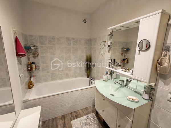 Idéalement situé à deux pas du métro Henri Fréville, découvrez ce magnifique appartement T4 d’environ 80 m², entièrement rénové avec goût, au sein d’une résidence sécurisée avec ascenseur.

Dès l’entrée, vous serez immédiatement séduit par sa luminosité, ses volumes généreux et la qualité de ses prestations. Le vaste salon-séjour offre un espace de vie chaleureux et convivial, idéal pour partager de beaux moments en famille ou entre amis. Il s’ouvre sur un agréable balcon, également accessible depuis la cuisine, véritable prolongement de l’espace de vie.

La cuisine indépendante, moderne, aménagée et entièrement équipée, est parfaitement pensée pour un usage quotidien et bénéficie elle aussi d’un accès direct au balcon.

L’espace nuit se compose de trois belles chambres, dont une avec un accès à une loggia, idéale pour aménager un espace détente, un bureau ou encore un dressing selon vos besoins.

Vous apprécierez également la spacieuse salle de bains, équipée à la fois d’une baignoire et d’une douche, offrant un confort optimal au quotidien. Un WC indépendant complète cet espace.

Entièrement rénové et parfaitement entretenu, cet appartement est en excellent état. Aucun travaux n’est à prévoir : il ne vous reste plus qu’à poser vos valises.

Pour encore plus de confort, vous bénéficierez d’une place de stationnement privative en sous-sol, d’un ascenseur ainsi que de nombreux espaces de rangement.

Son emplacement est un véritable atout. Situé dans le quartier très recherché d’Henri Fréville, vous profiterez d’un accès immédiat au métro, aux commerces, aux écoles, aux lignes de bus, au centre commercial Alma ainsi qu’aux principaux axes rennais.

Un appartement lumineux, moderne et parfaitement entretenu, réunissant tous les critères recherchés pour une résidence principale de qualité. Une opportunité rare sur le secteur, à visiter sans tarder !