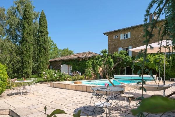 Beaujolais - Cogny - Propriété en pierres dorées d'environ 320 m² - terrain d'environ 3000 m² - 4 chambres - Piscine
