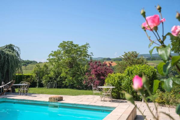 Beaujolais - Cogny - Propriété en pierres dorées d'environ 320 m² - terrain d'environ 3000 m² - 4 chambres - Piscine