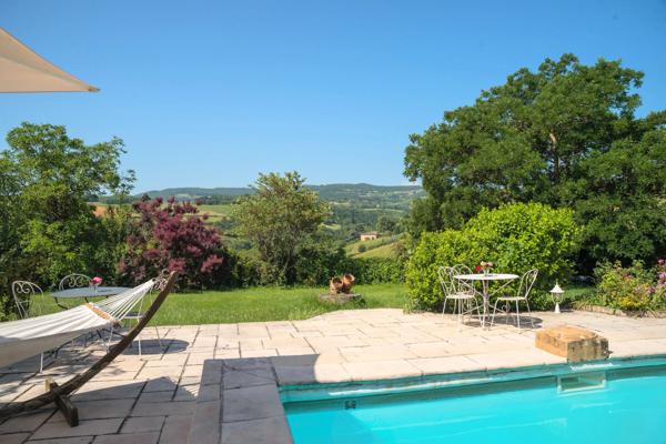 Beaujolais - Cogny - Propriété en pierres dorées d'environ 320 m² - terrain d'environ 3000 m² - 4 chambres - Piscine