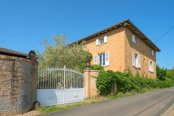 Beaujolais - Cogny - Propriété en pierres dorées d'environ 320 m² - terrain d'environ 3000 m² - 4 chambres - Piscine
