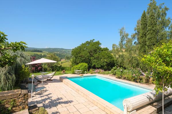 Beaujolais - Cogny - Propriété en pierres dorées d'environ 320 m² - terrain d'environ 3000 m² - 4 chambres - Piscine