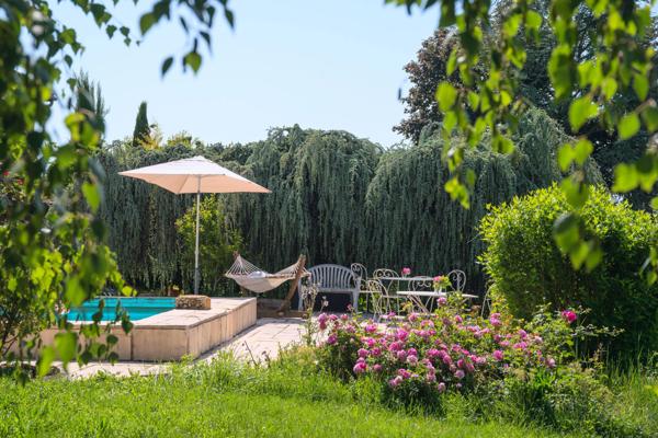 Beaujolais - Cogny - Propriété en pierres dorées d'environ 320 m² - terrain d'environ 3000 m² - 4 chambres - Piscine