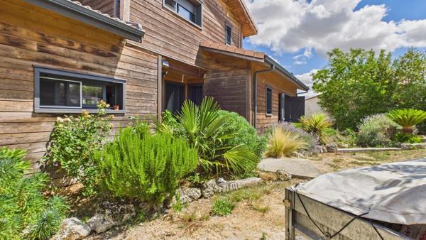 Maison récente 4 chambres sur 3 466 m² au calme