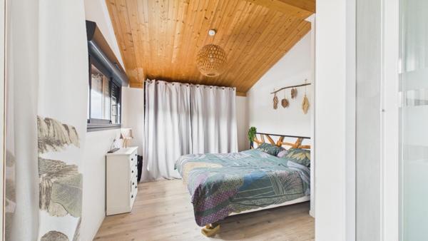 Maison récente 4 chambres sur 3 466 m² au calme