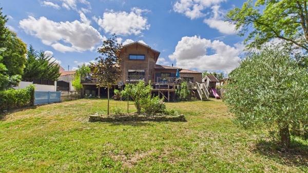 Maison récente 4 chambres sur 3 466 m² au calme
