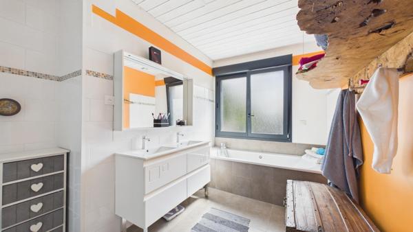 Maison récente 4 chambres sur 3 466 m² au calme