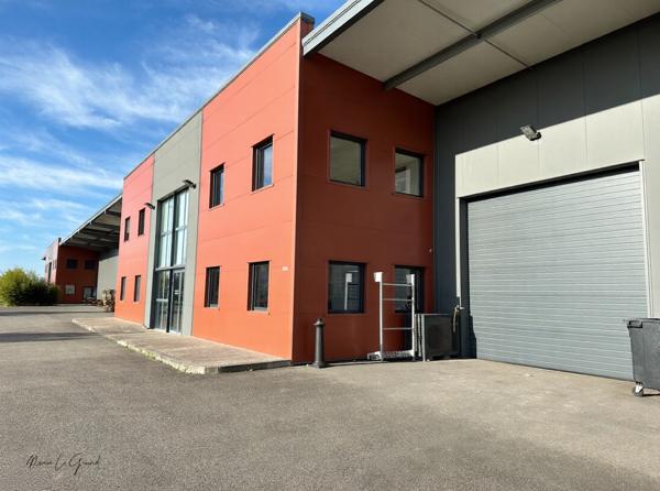 Local Commercial
        
        - 1200 m² 1 575 000 € *