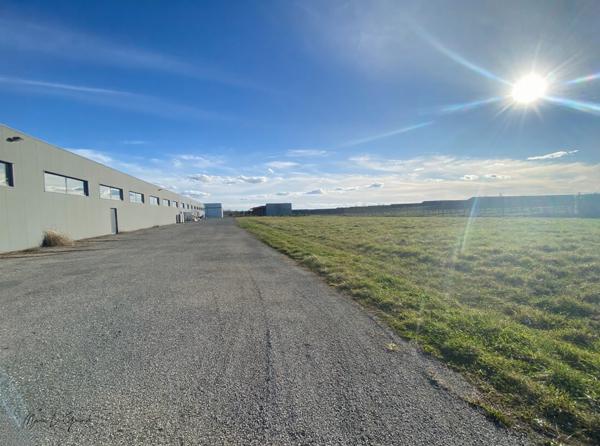 Local Commercial
        
        - 1200 m² 1 575 000 € *
