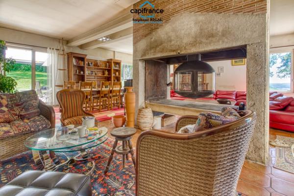 Dpt Lot et Garonne (47), à vendre FUMEL propriété en pierre P7 sur un terrain de 4ha de terrain