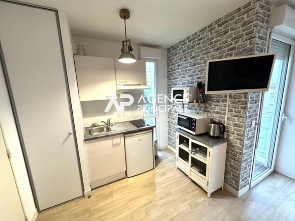 Studio loué meublé avec balcon - La Rochelle centre 144 000 € **  - Référence  JH558ED3