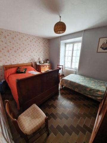 Corps de ferme Luant 7 pièce(s)  + granges + dépendances sur 2 ha