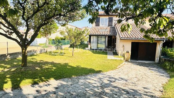 Vincent PR et Celine H IMMOBILIER vous présentent en exclusivité une jolie maison;
Située à Annonay, proche Davezieux, dans un secteur calme et résidentiel, cette maison mitoyenne de 95 m2 environ, construite en 1977.

Elle se compose de 4 pièces, dont 3 chambres, une salle de bain WC à l’étage,
au rez-de-chaussée, un grand double séjour, un WC, une cuisine séparée, ouvrant sur une belle terrasse plein sud
Une véranda d’environ 12 m² vient parfaire l'ensemble.
Garage avec mezzanine,
Cave et buanderie.
Chauffage électrique récent.
Exposition plein sud, assurant une belle luminosité tout au long de la journée.
Double vitrage récent sur l’ensemble du logement .

Une question, une visite, nous sommes joignables par téléphone
VINCENT 0633502868
CÉLINE 0749427426