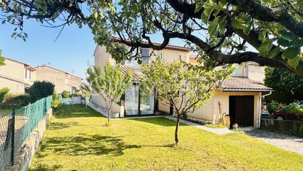 Vincent PR et Celine H IMMOBILIER vous présentent en exclusivité une jolie maison;
Située à Annonay, proche Davezieux, dans un secteur calme et résidentiel, cette maison mitoyenne de 95 m2 environ, construite en 1977.

Elle se compose de 4 pièces, dont 3 chambres, une salle de bain WC à l’étage,
au rez-de-chaussée, un grand double séjour, un WC, une cuisine séparée, ouvrant sur une belle terrasse plein sud
Une véranda d’environ 12 m² vient parfaire l'ensemble.
Garage avec mezzanine,
Cave et buanderie.
Chauffage électrique récent.
Exposition plein sud, assurant une belle luminosité tout au long de la journée.
Double vitrage récent sur l’ensemble du logement .

Une question, une visite, nous sommes joignables par téléphone
VINCENT 0633502868
CÉLINE 0749427426