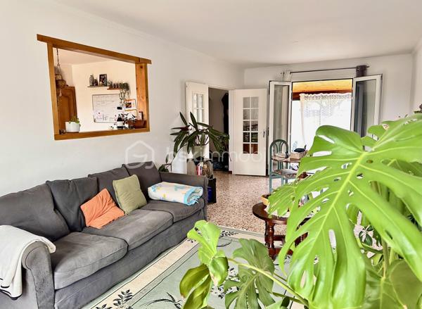 Vincent PR et Celine H IMMOBILIER vous présentent en exclusivité une jolie maison;
Située à Annonay, proche Davezieux, dans un secteur calme et résidentiel, cette maison mitoyenne de 95 m2 environ, construite en 1977.

Elle se compose de 4 pièces, dont 3 chambres, une salle de bain WC à l’étage,
au rez-de-chaussée, un grand double séjour, un WC, une cuisine séparée, ouvrant sur une belle terrasse plein sud
Une véranda d’environ 12 m² vient parfaire l'ensemble.
Garage avec mezzanine,
Cave et buanderie.
Chauffage électrique récent.
Exposition plein sud, assurant une belle luminosité tout au long de la journée.
Double vitrage récent sur l’ensemble du logement .

Une question, une visite, nous sommes joignables par téléphone
VINCENT 0633502868
CÉLINE 0749427426
