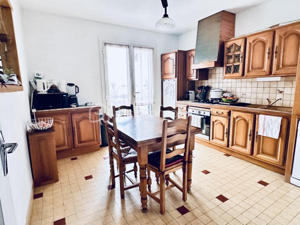 Vincent PR et Celine H IMMOBILIER vous présentent en exclusivité une jolie maison;
Située à Annonay, proche Davezieux, dans un secteur calme et résidentiel, cette maison mitoyenne de 95 m2 environ, construite en 1977.

Elle se compose de 4 pièces, dont 3 chambres, une salle de bain WC à l’étage,
au rez-de-chaussée, un grand double séjour, un WC, une cuisine séparée, ouvrant sur une belle terrasse plein sud
Une véranda d’environ 12 m² vient parfaire l'ensemble.
Garage avec mezzanine,
Cave et buanderie.
Chauffage électrique récent.
Exposition plein sud, assurant une belle luminosité tout au long de la journée.
Double vitrage récent sur l’ensemble du logement .

Une question, une visite, nous sommes joignables par téléphone
VINCENT 0633502868
CÉLINE 0749427426