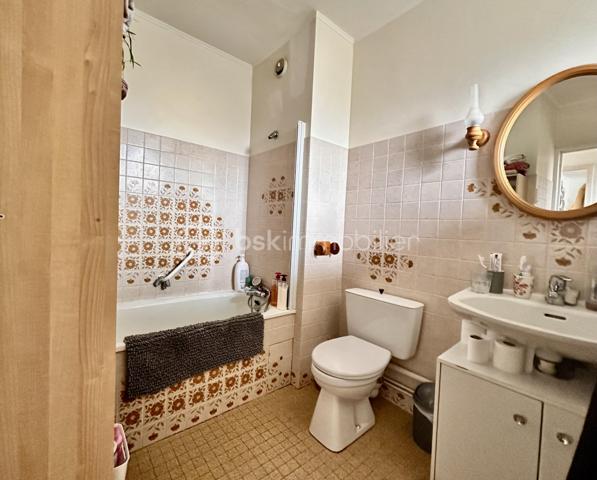 Vincent PR et Celine H IMMOBILIER vous présentent en exclusivité une jolie maison;
Située à Annonay, proche Davezieux, dans un secteur calme et résidentiel, cette maison mitoyenne de 95 m2 environ, construite en 1977.

Elle se compose de 4 pièces, dont 3 chambres, une salle de bain WC à l’étage,
au rez-de-chaussée, un grand double séjour, un WC, une cuisine séparée, ouvrant sur une belle terrasse plein sud
Une véranda d’environ 12 m² vient parfaire l'ensemble.
Garage avec mezzanine,
Cave et buanderie.
Chauffage électrique récent.
Exposition plein sud, assurant une belle luminosité tout au long de la journée.
Double vitrage récent sur l’ensemble du logement .

Une question, une visite, nous sommes joignables par téléphone
VINCENT 0633502868
CÉLINE 0749427426